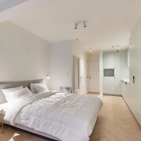 By Juliz - Location At The & In Center! Apartment *